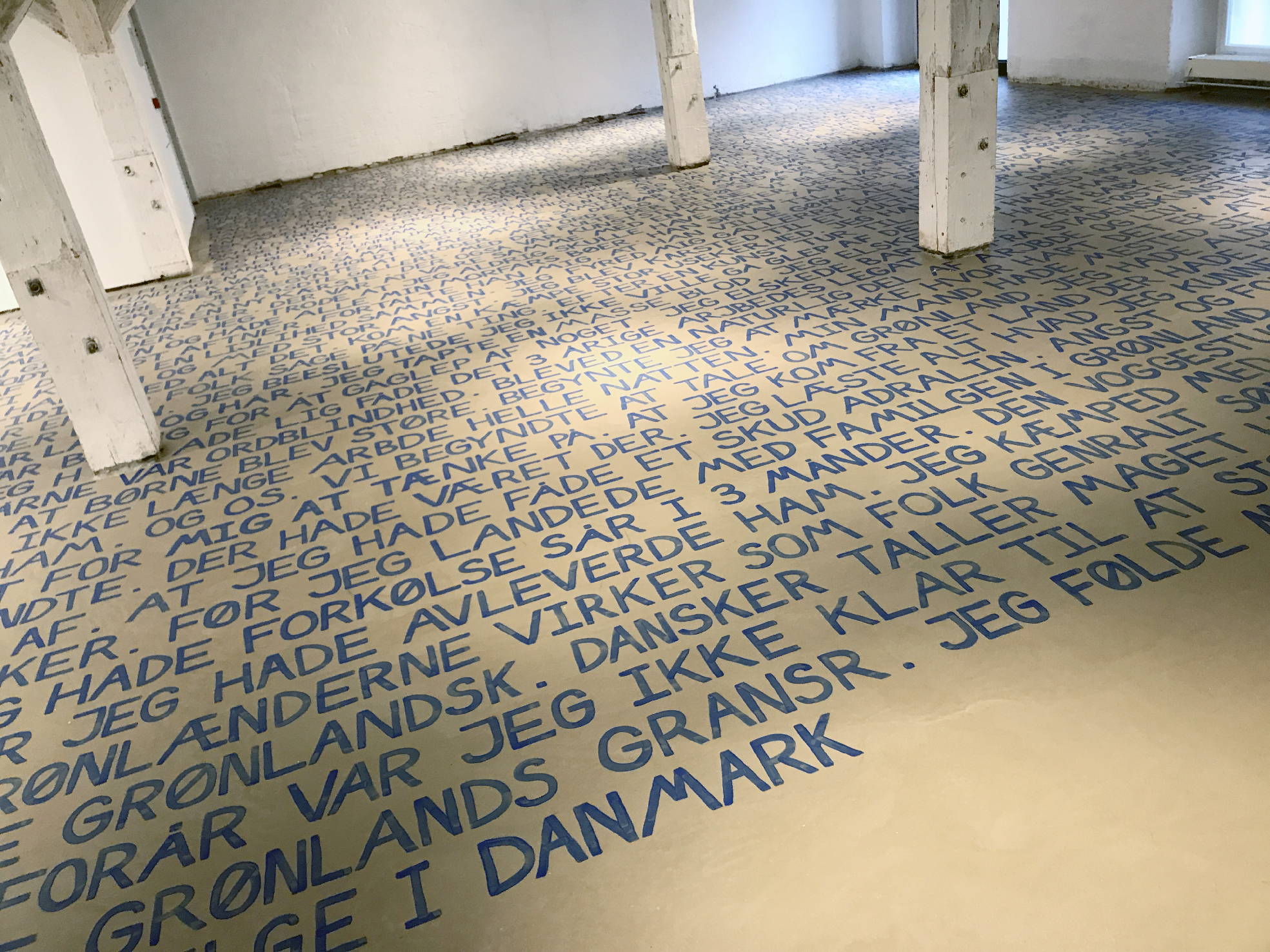Gudrun Hasles store installation min livshistiorge. Værket, der er skrevet direkte på gulvet, viste hun første gang på sit gulv på Nørrebro i 2017. Nu er det genskrevet med opholdet i Grønland som ny erfaring.