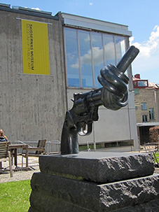 Carl Fredrik Reuterswärds skulptur 'Non-violence'